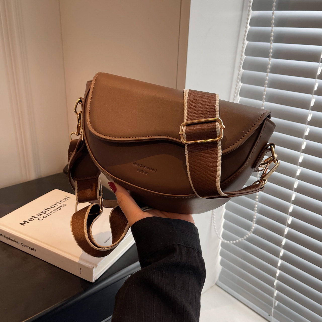 Nuevo bolso popular retro versátil elegante de hombro único bajo el brazo tipo sillín