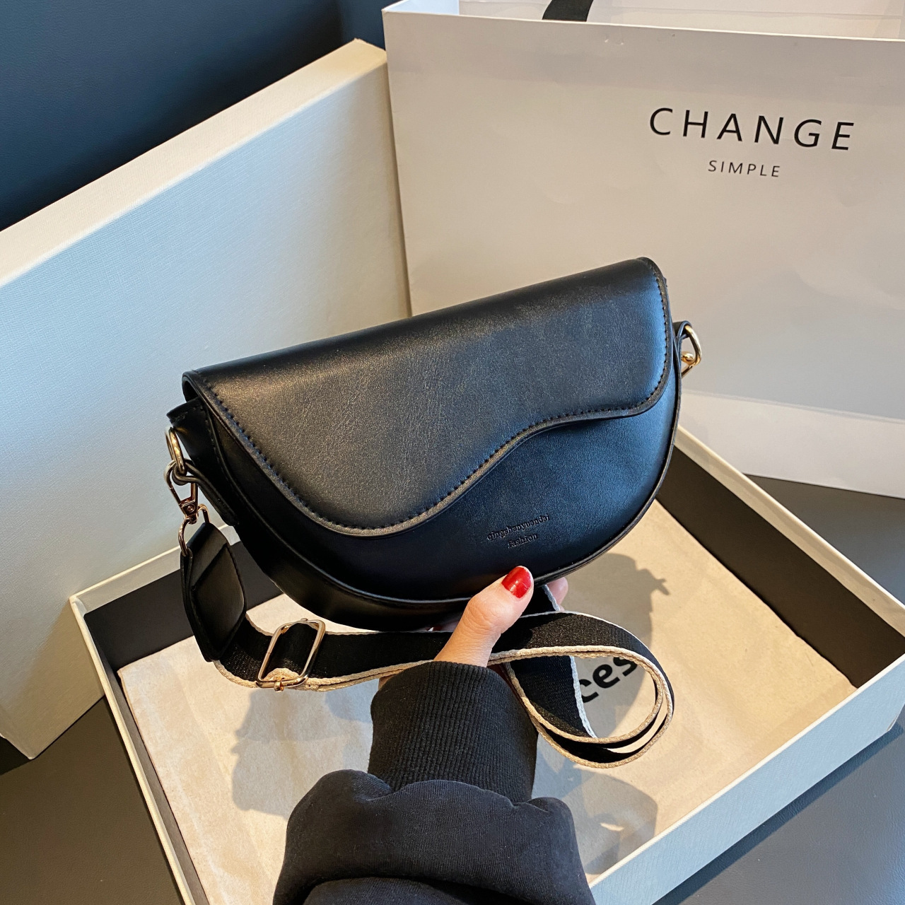 Nuevo bolso popular retro versátil elegante de hombro único bajo el brazo tipo sillín