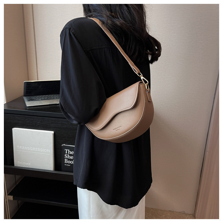 Nuevo bolso popular retro versátil elegante de hombro único bajo el brazo tipo sillín