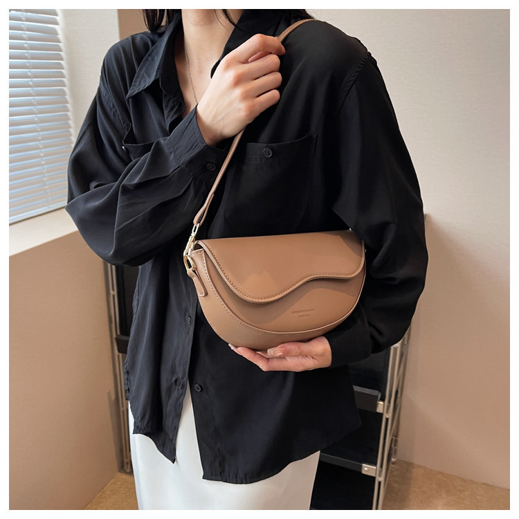 Nuevo bolso popular retro versátil elegante de hombro único bajo el brazo tipo sillín