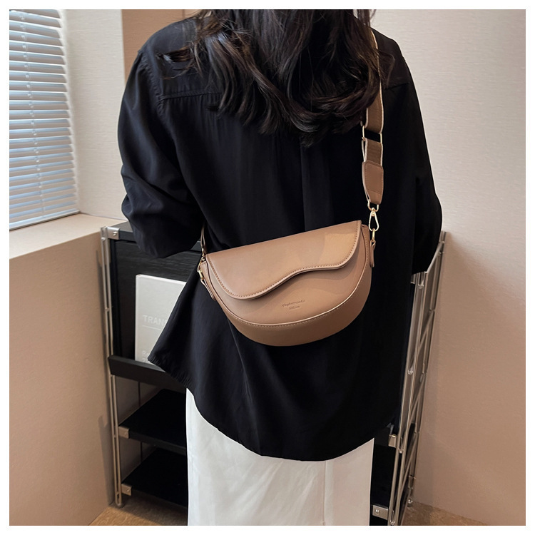 Nuevo bolso popular retro versátil elegante de hombro único bajo el brazo tipo sillín