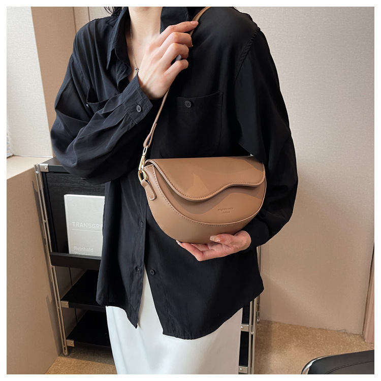 Nuevo bolso popular retro versátil elegante de hombro único bajo el brazo tipo sillín